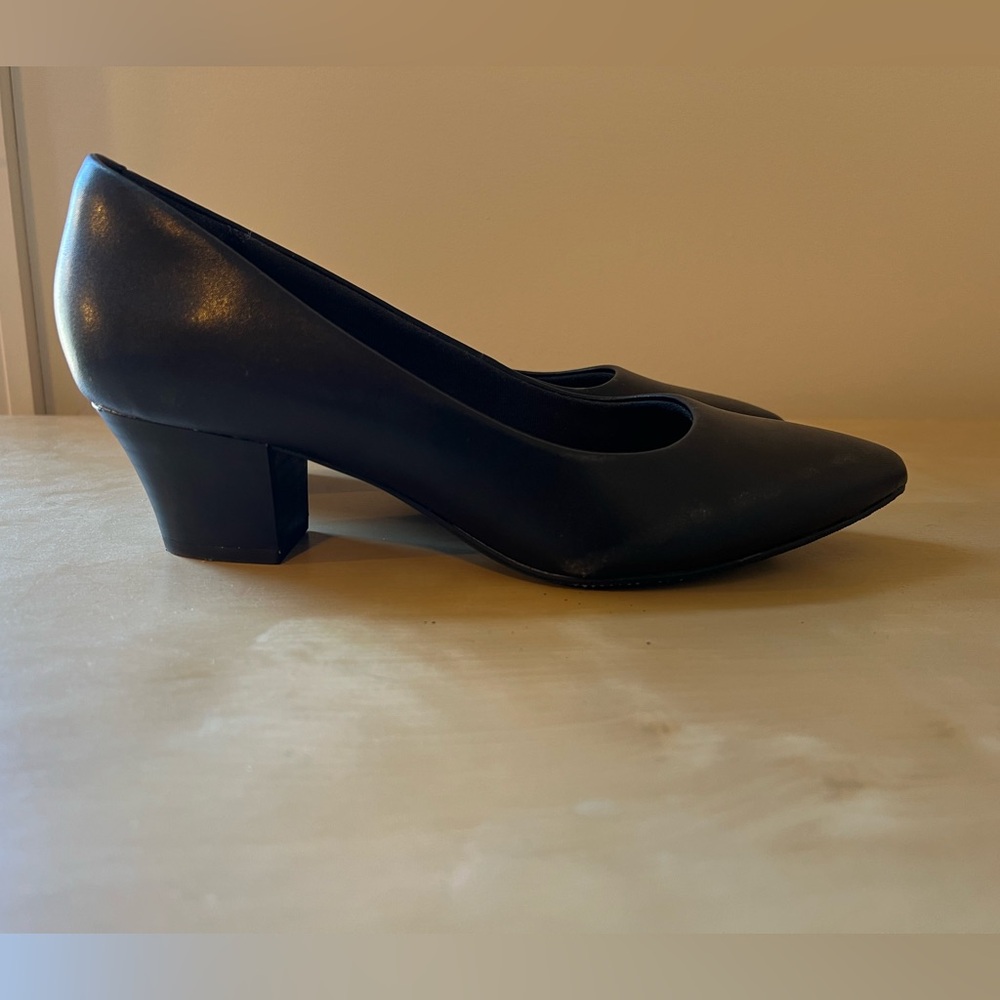 Clark’s size 7.5 black pumps